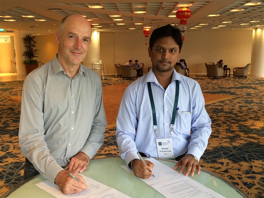 Paul Wilson (Director General, APNIC) signed the agreement with Srimal Andrahennadi, Secretary of SLNG.