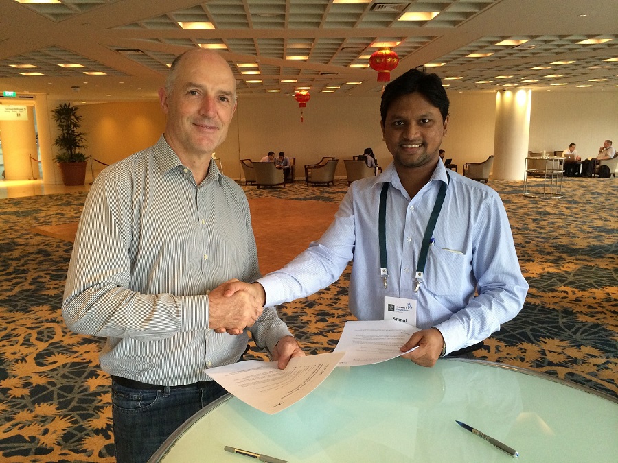 Paul Wilson (Director General, APNIC) signed the agreement with Srimal Andrahennadi, Secretary of SLNG.